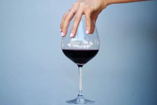 你握葡萄酒杯的方式,透露了你的逼格和层次?_姿势