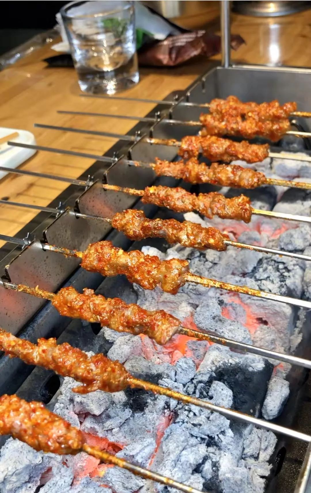 真正延吉传奇馆子.珲春黄牛大片肉串,满口香.整只羊挂大厅,现剔现串!