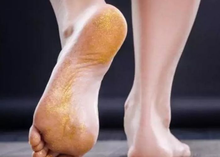 会影响血液中胆红素排泄,进而导致逆流至血液中,就会呈现出脚底发黄