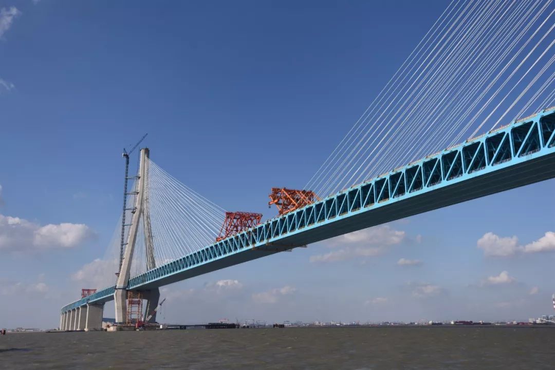 元旦后沪通长江大桥开始铺轨