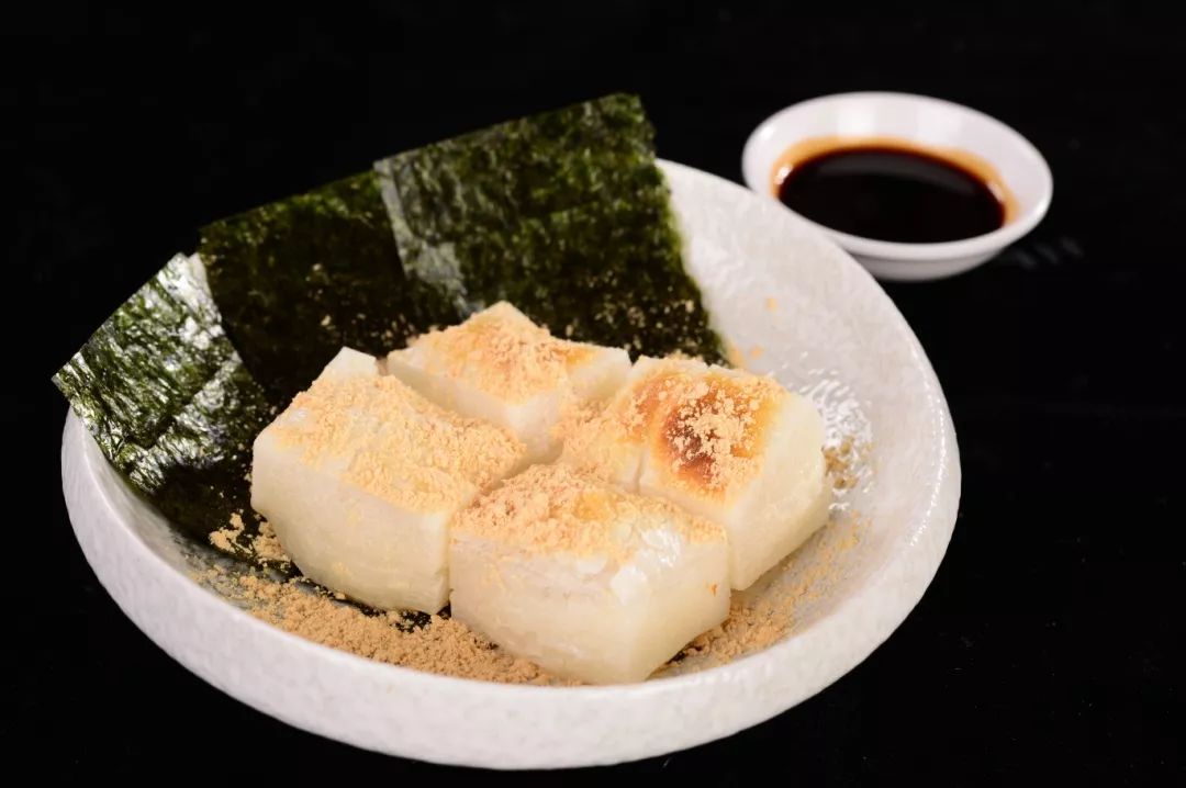 烤日本年糕配黄豆粉这是一款十分地道的日本小食吃饭,香香的黄豆粉,裹