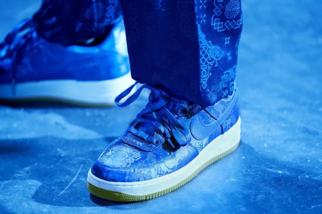 出了著名演员甄子丹上脚clot x nike air force 1 low "蓝丝绸"的图片