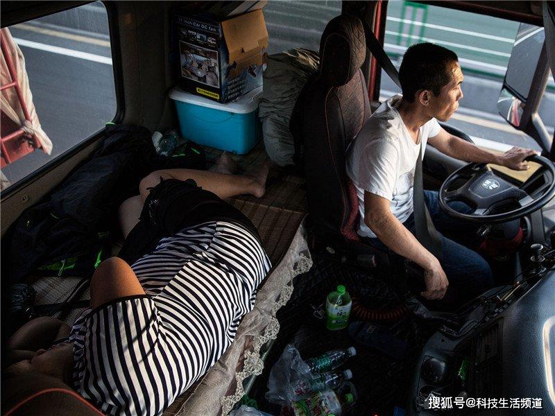 原创货车司机睡觉,嘴里却紧咬着一根绳子?网友:看完原因怒火难平!