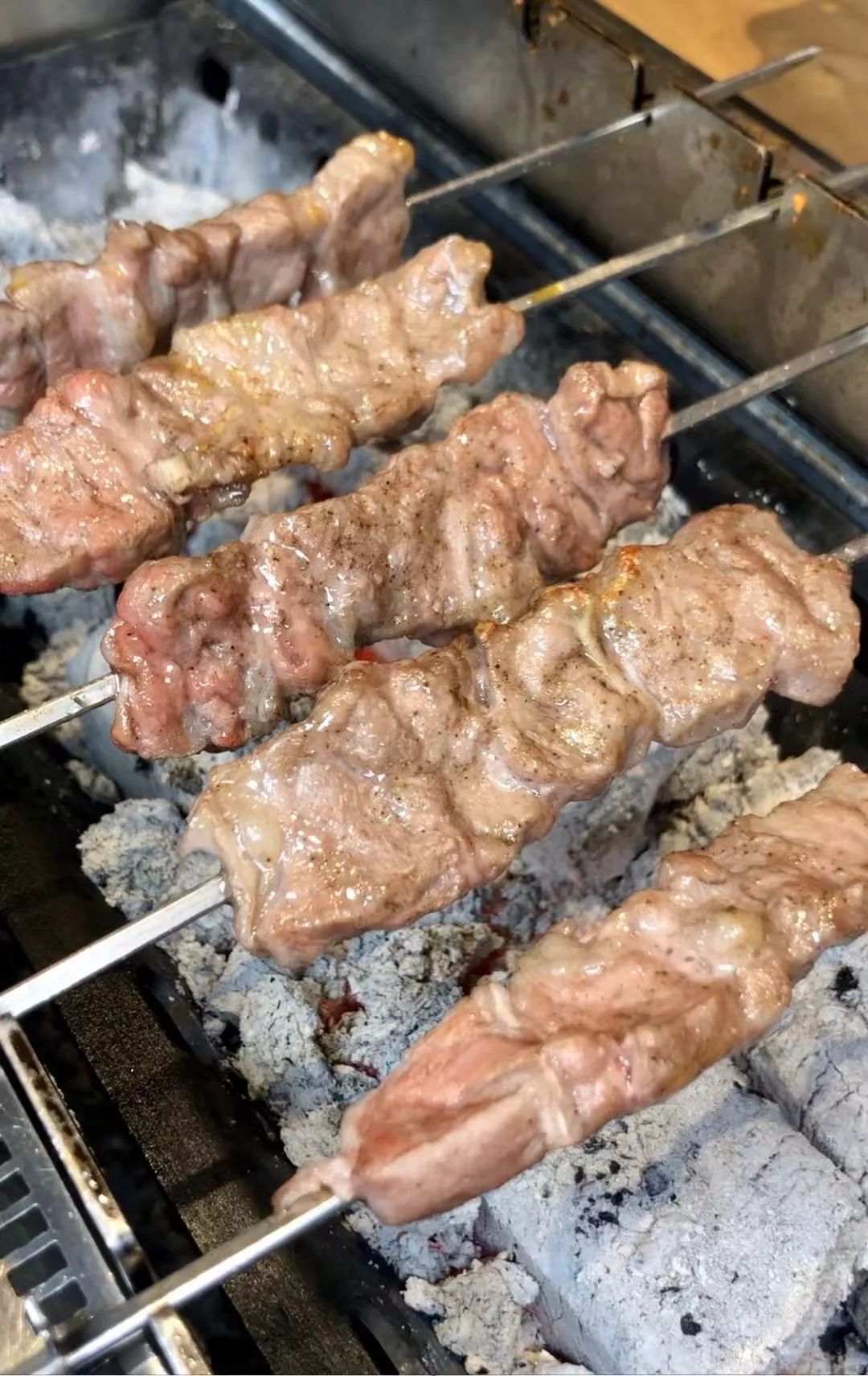 珲春黄牛大片肉串,满口香.整只羊挂大厅,现剔现串!