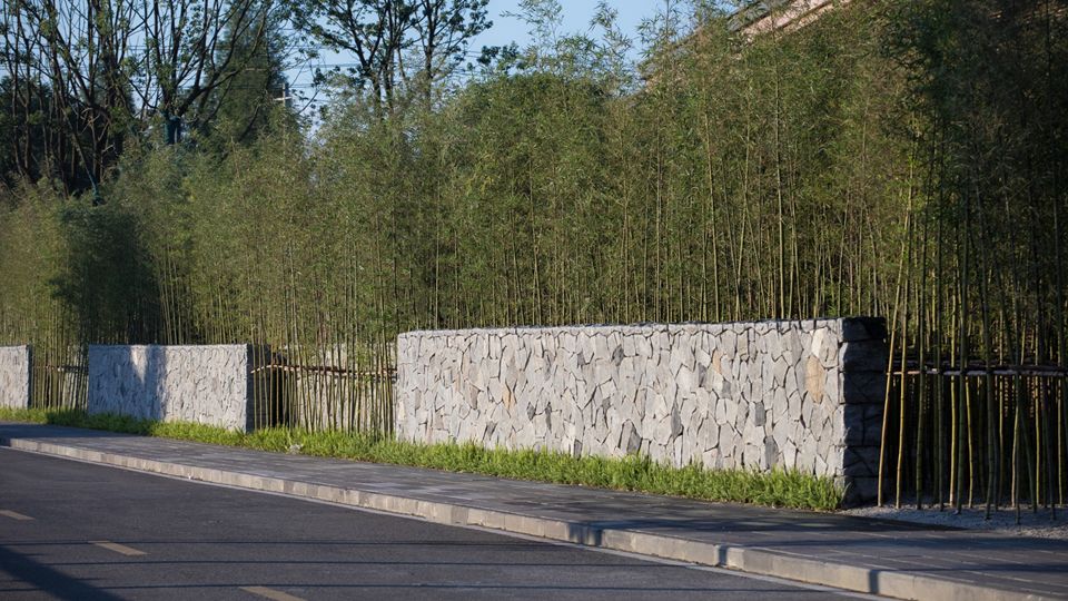 无论是景墙的高度,景墙的样式,都经过精心的设计,我们反复在现场确认