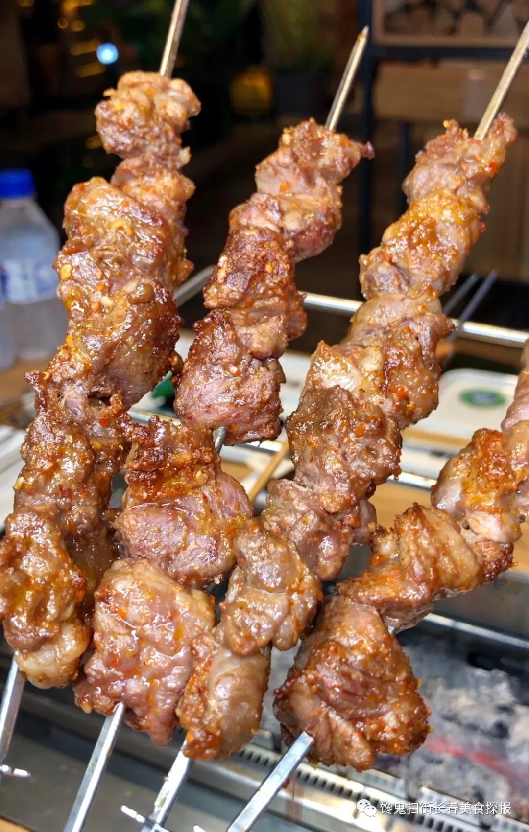 珲春黄牛大片肉串,满口香.整只羊挂大厅,现剔现串!