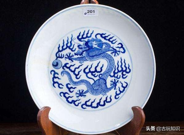 清 宣统 青花云龙纹盘看完整个清代龙纹的发展趋势,尤如一部清代政治