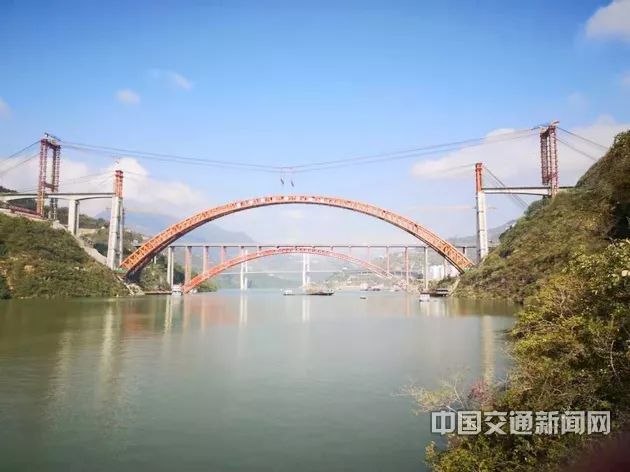 郑万高铁梅溪河特大桥主拱合龙