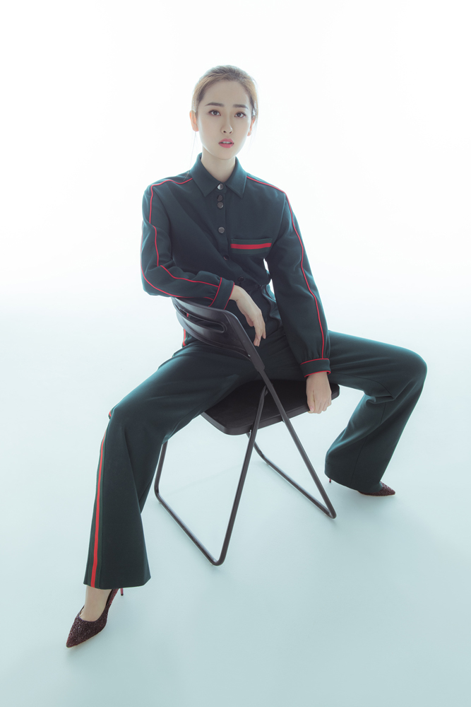 何雨虹曝光新写真 率性穿搭彰显时尚气质