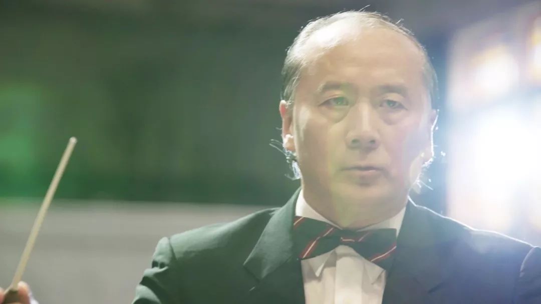 一团一曲目在主持人陈帆与上海爱乐乐团常任指挥张亮带领下深入菱解