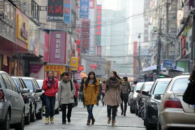 只有改变才能重兴女人街曾经的繁盛说到三孝口商圈的"地标,人们最