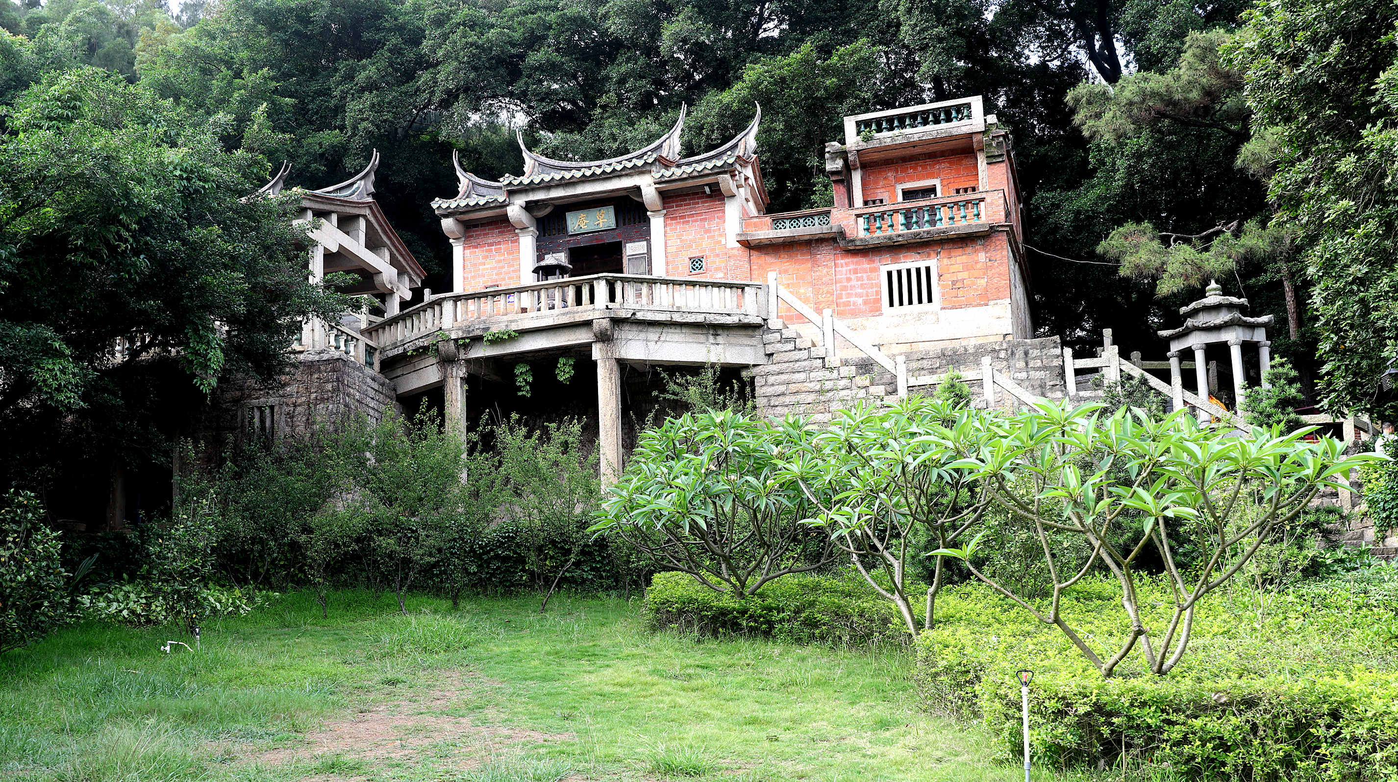 世界唯一留存摩尼教主雕像惊艳晋江草庵石刻五彩艺术之光耀眼