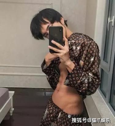 还是非常帅气的,让人震惊的不仅仅是他只有19岁,他是个拥有腹肌的男生