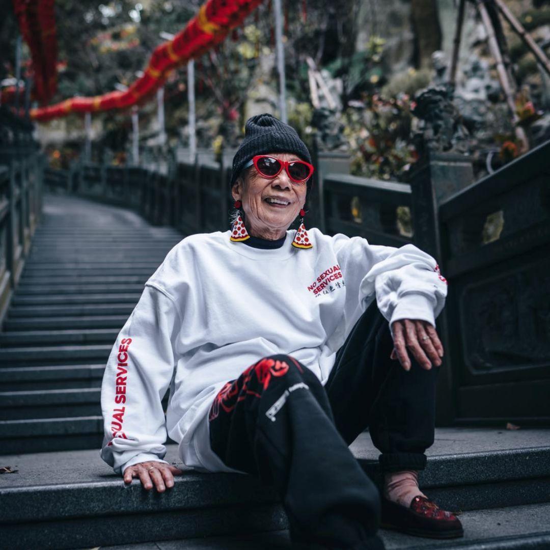 各种nike,supreme,vetements,puma等潮牌上身,墨镜和帽子是她的最爱