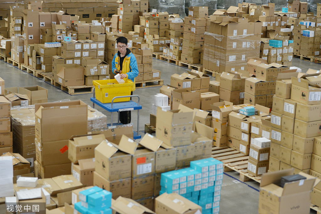"双十一"临近 苏宁物流基地工作人员备货忙