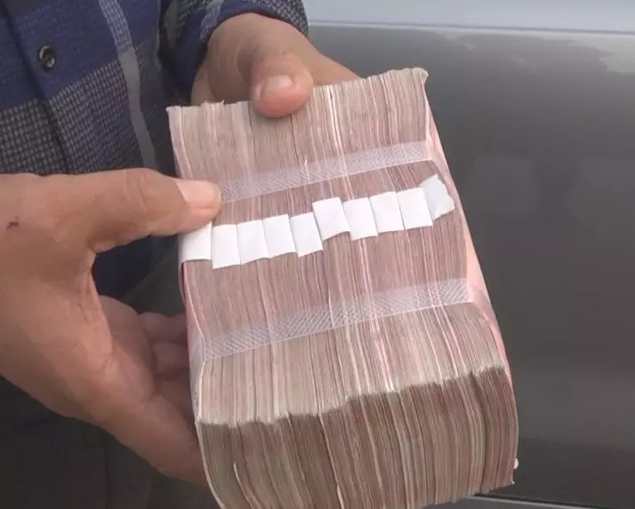 山东一男子不慎丢失30万现金兵哥哥路边捡到后全数归还