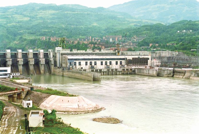 1月23日 大渡河铜街子水电站主体工程动工.