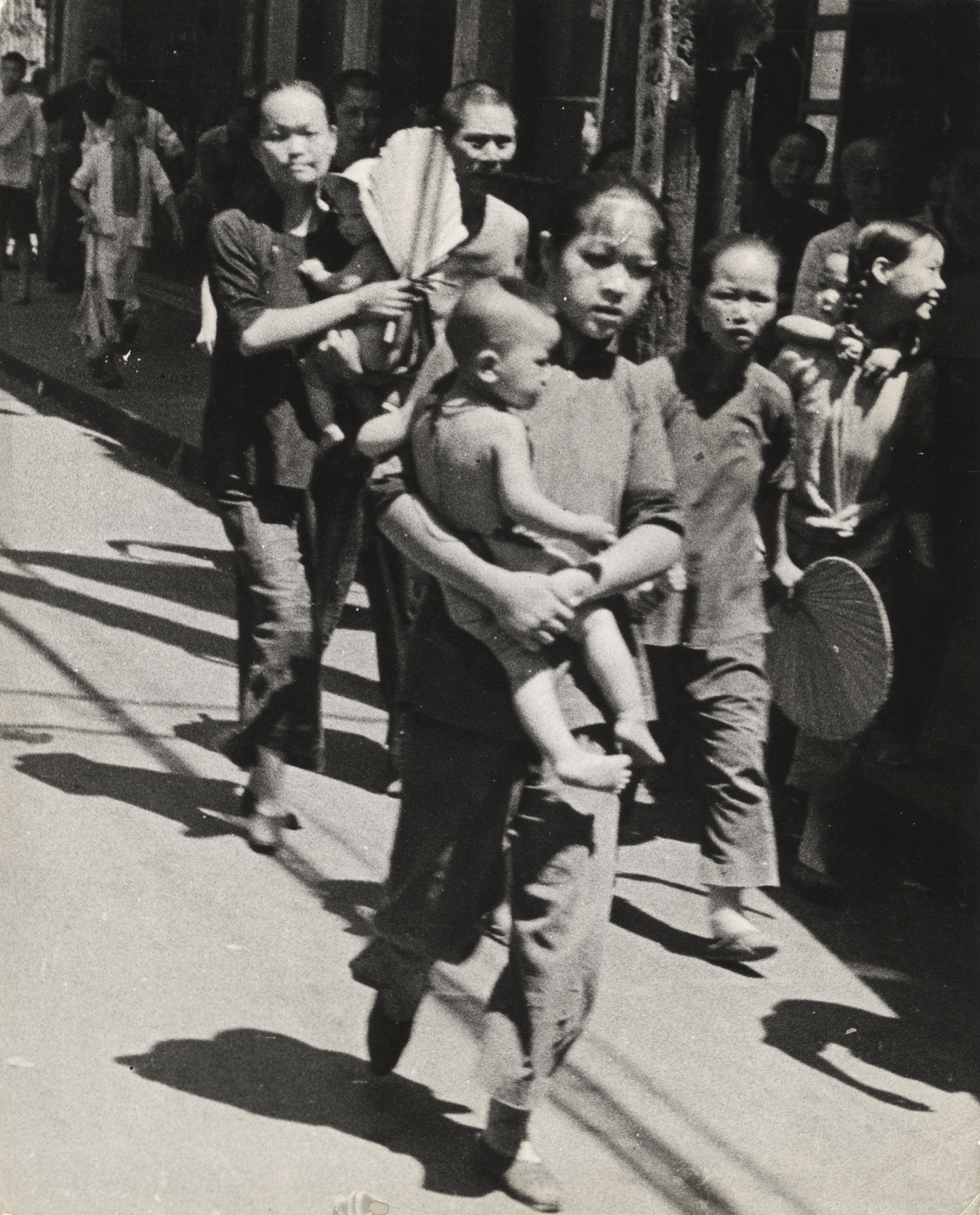 罗伯特·卡帕,《空袭警报响起时寻找避难所的人群,汉口》,1938年 08