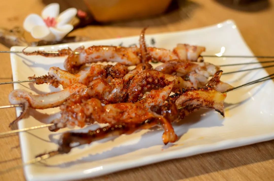 鱿鱼爪▲烤鱿鱼▲经典烤扇贝▲蒜蓉烤生蚝"锡纸烧烤"是店里的另殷大