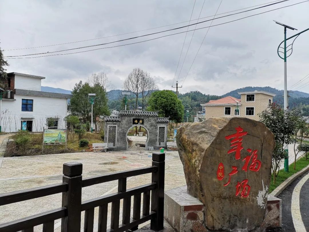 东桥镇中院村曾是"十三五"省级贫困村,在当地流行着这样一句俗语:有女