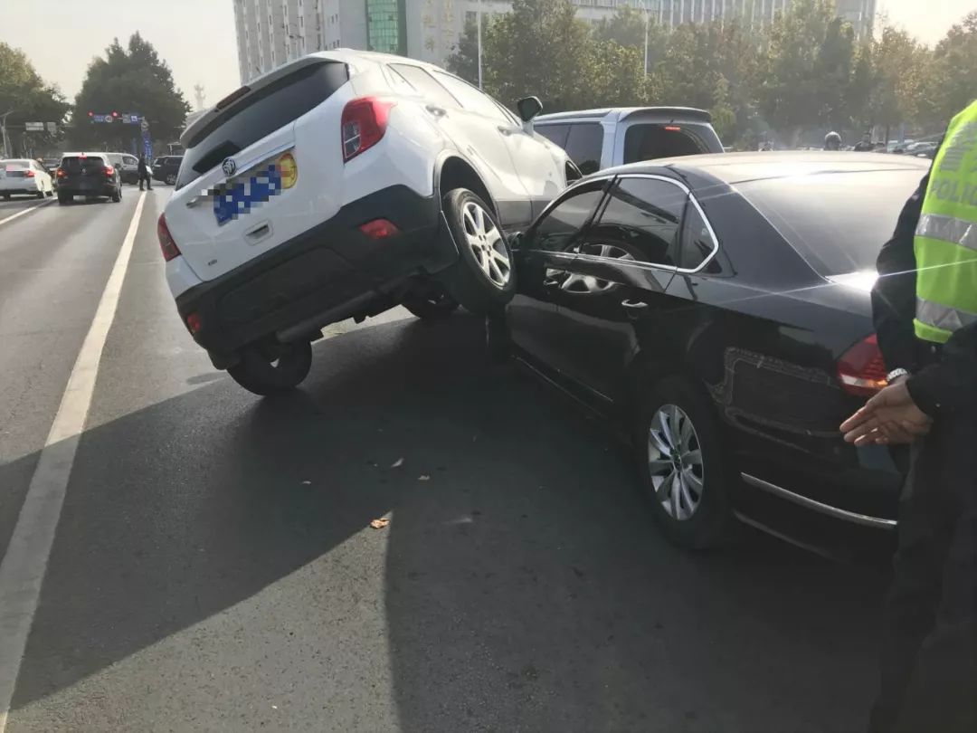 早高峰,淄博两车相撞,一辆车"骑"到另一车上!