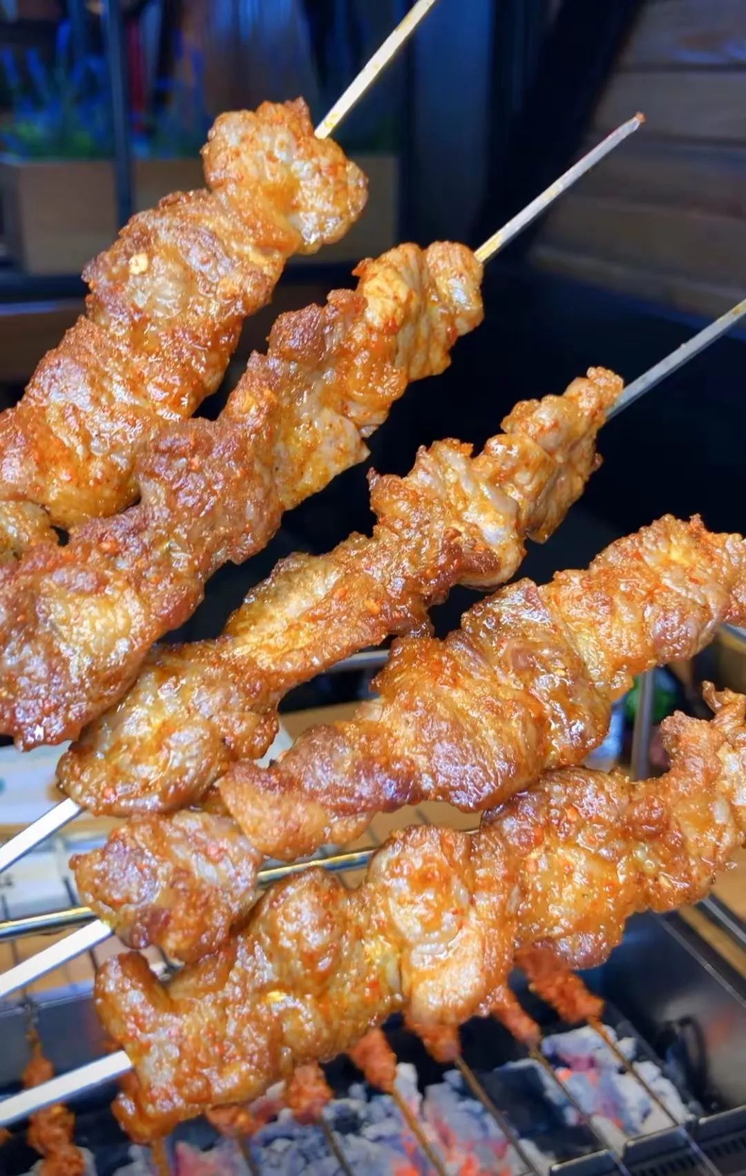 珲春黄牛大片肉串,满口香.整只羊挂大厅,现剔现串!