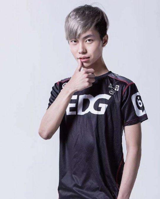 前edg队员korol制霸云顶之弈,10局比赛8局吃鸡,网友四个字评价