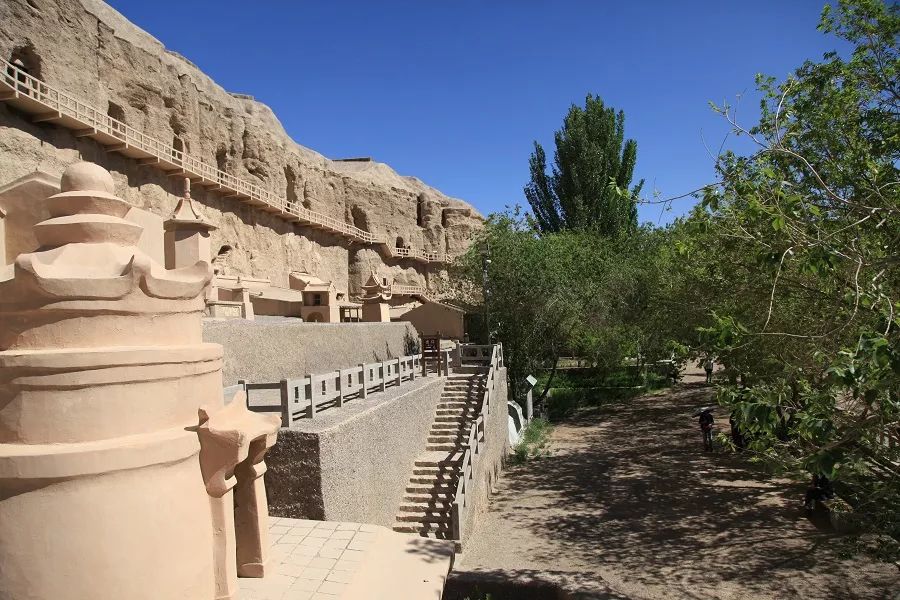 流水淙淙穿榆林,佛音阵阵赞清明.七色霞彩飞栖来,四海善信朝圣容.