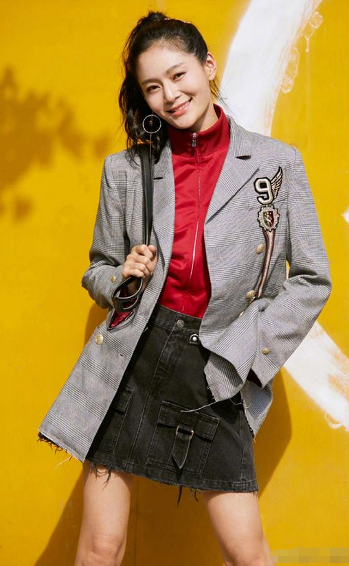 原创"纯妃"王媛可真敢穿,牛仔裤脚塞入长袜里,不仅不丑还时髦炸了