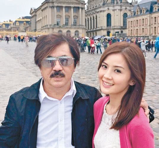 据悉阿sa12岁时父母离异,她一直跟着父亲蔡就胜生活,sa爸爸是香港风盛