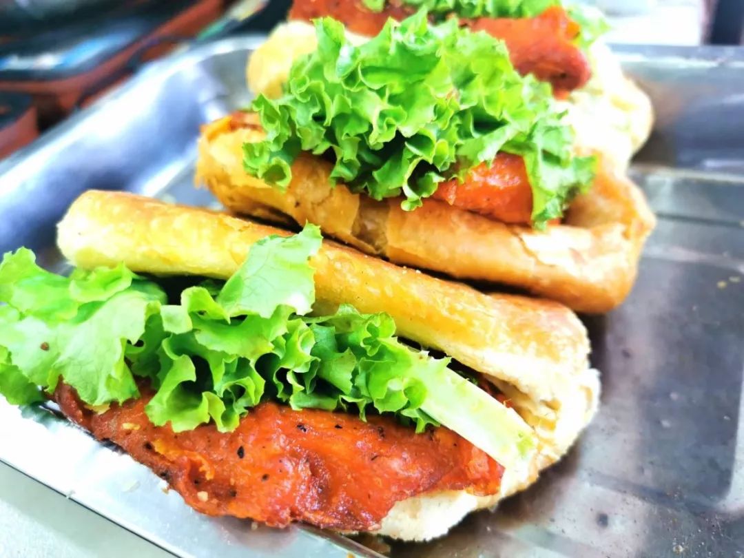 地点:休闲餐厅蘑菇饼,馅料足,五香味美.青椒饼,酥软脆,别忘舔嘴.