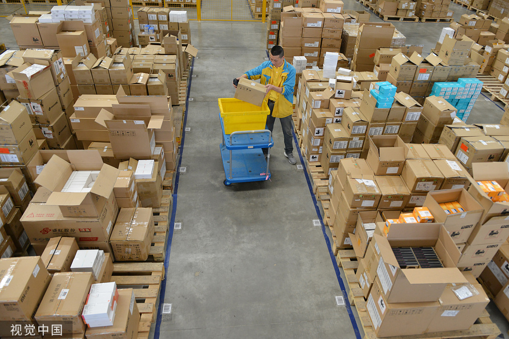 "双十一"临近 苏宁物流基地工作人员备货忙