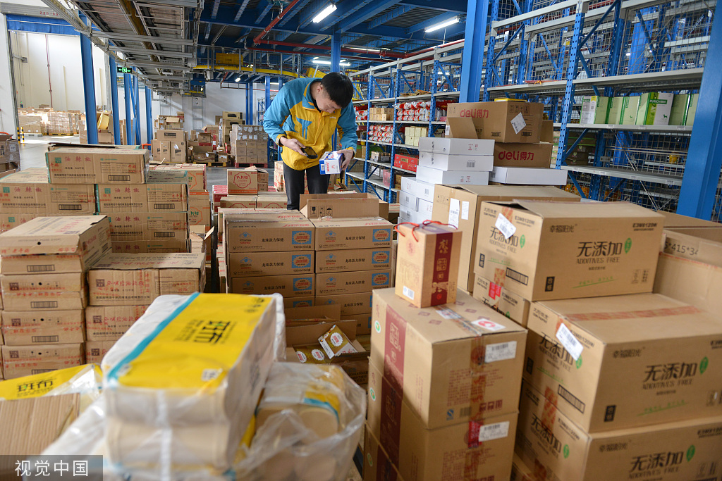 "双十一"临近 苏宁物流基地工作人员备货忙