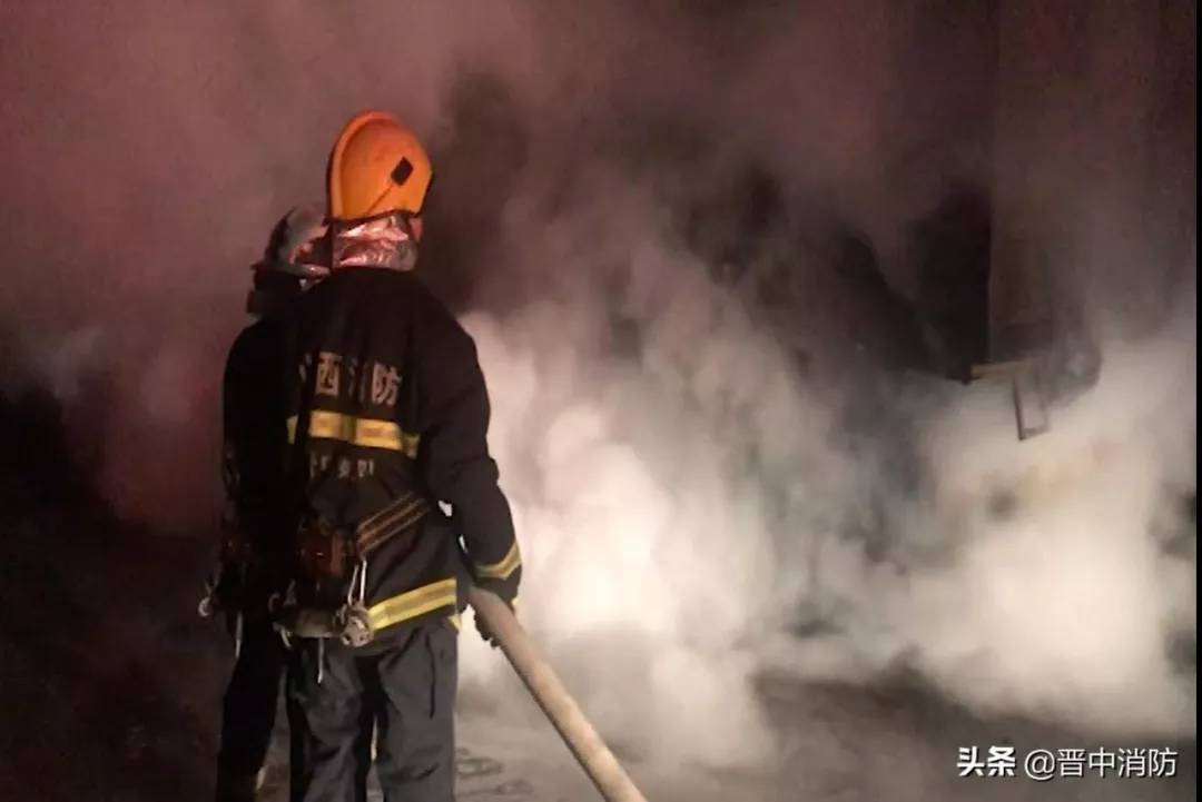 介休龙凤附近一货车后部轮胎起火猛烈燃烧,消防员3分钟"干"灭!