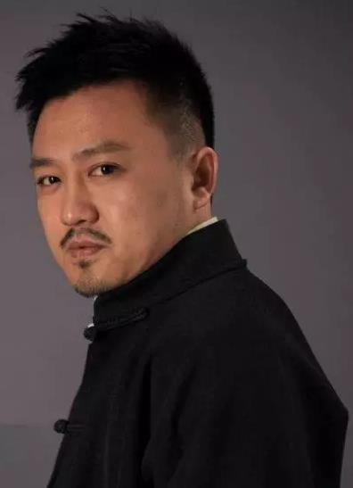 饰演小桌子的演员叫李楠,莽子当时就觉得这个小太监长得最好看了.