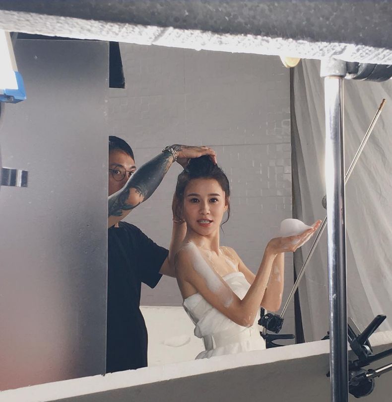 黄翠如大晒性感冲凉照自称专业洗澡员