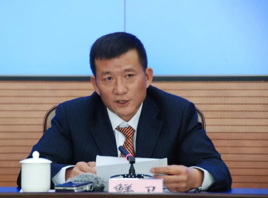 今天发布会有两项议程:一是请省生态环境厅鲜卫处长介绍我省环评"