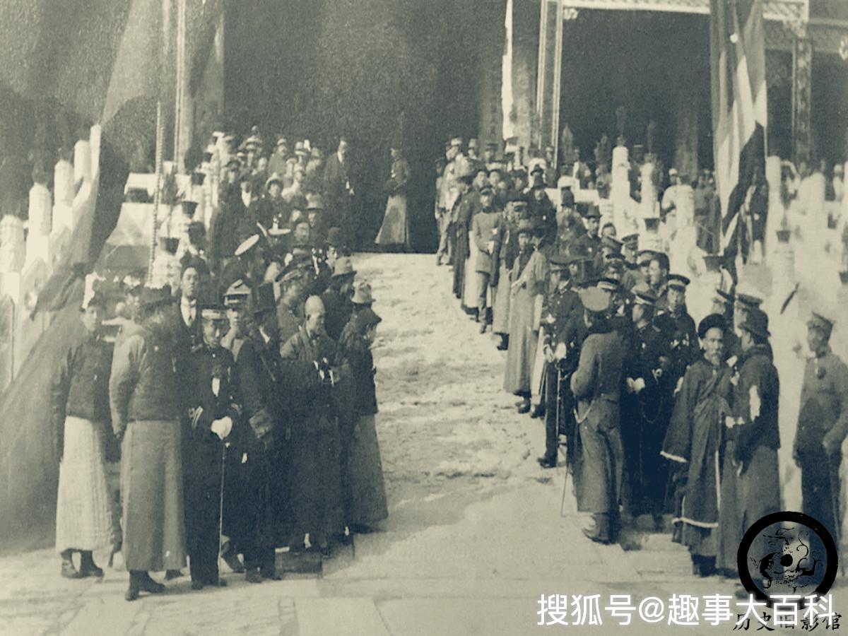 溥仪登基真实场景：身穿龙袍祭天，大臣们排队等候-搜狐大视野-搜狐新闻