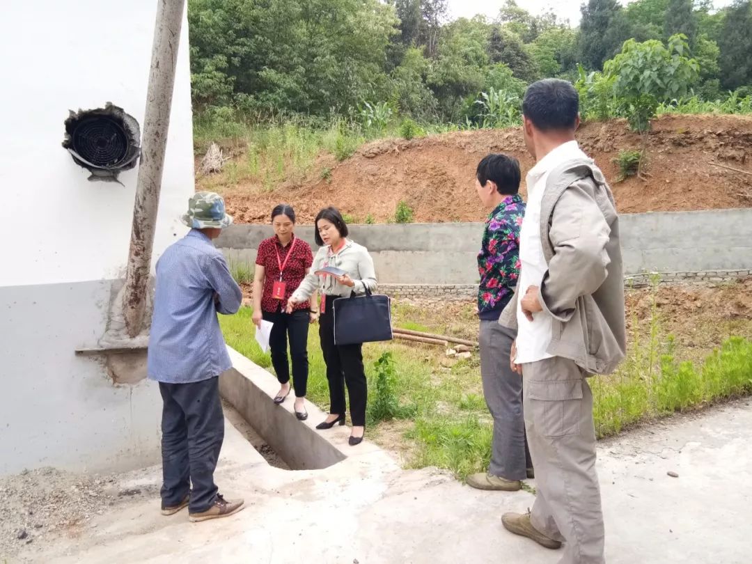 潘新萍参加土关垭镇代表行动助力精准扶贫