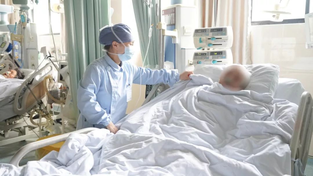 家有卧床老人的朋友要注意这个姿势小心压烂病人的皮肤