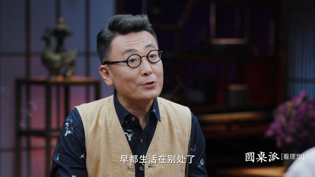 窦文涛:一个人住,你选择的是自由还是寂寞?_梁文道
