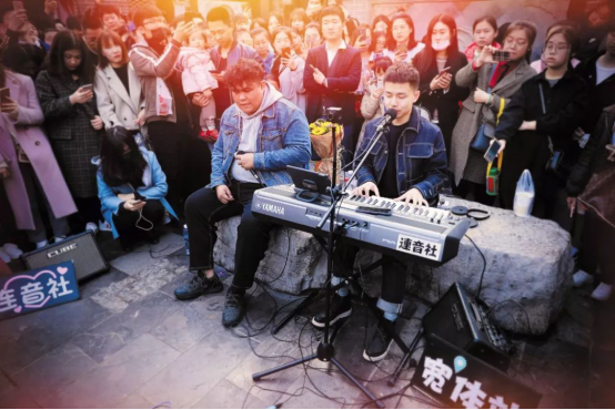 为了歌曲可以达到更高的制作水准,力邀新加坡编曲师 terence teo,吉他