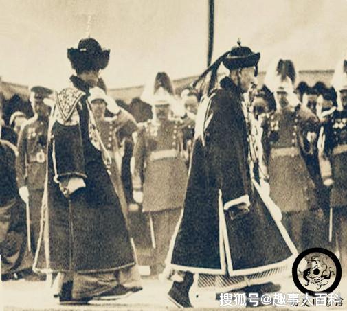 溥仪登基真实场景：身穿龙袍祭天，大臣们排队等候-搜狐大视野-搜狐新闻