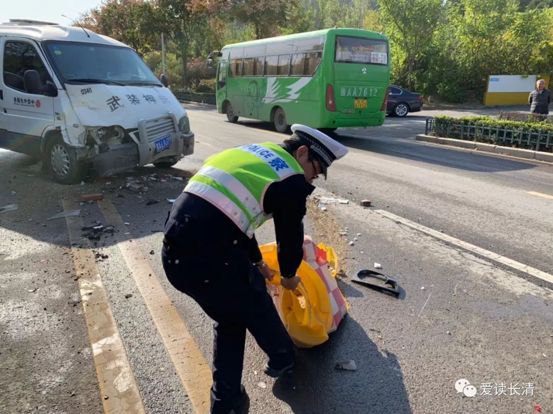长清殡仪馆附近,相隔10分钟两起车祸!