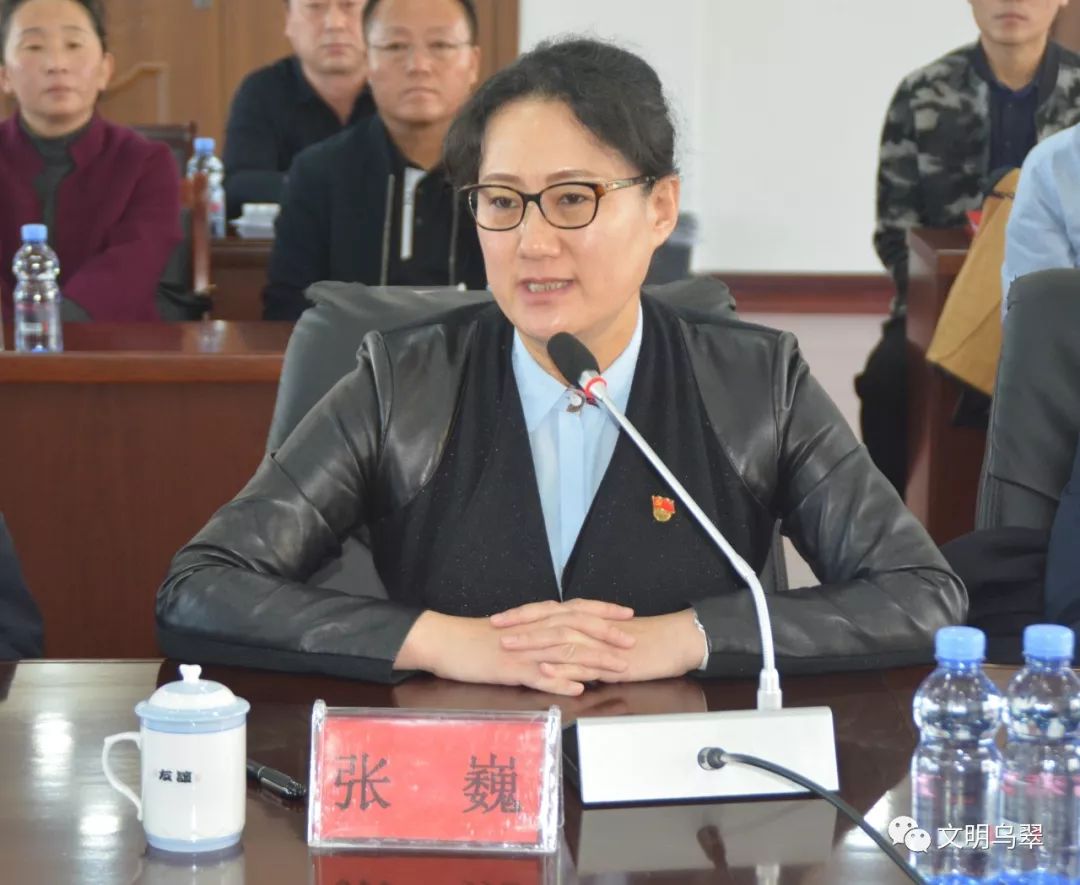 交接仪式上,区委副书记,区长张巍与伊春森工翠峦林业局有限公司董事长