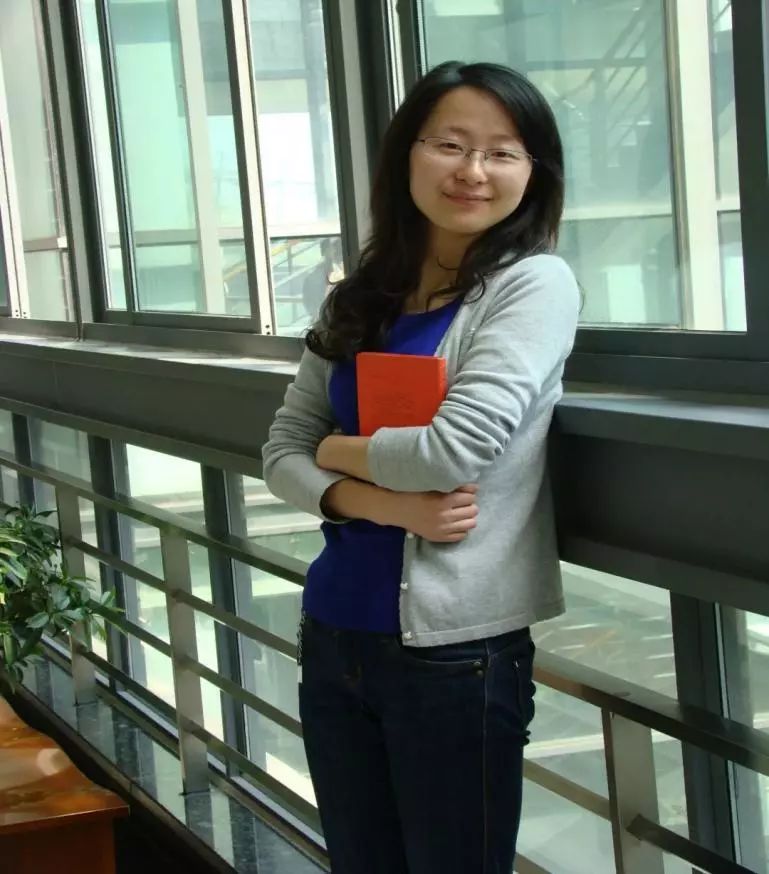 个人简介夏珍珍,初阳学院综合文科041班学生,现于杭州市第十四中学任