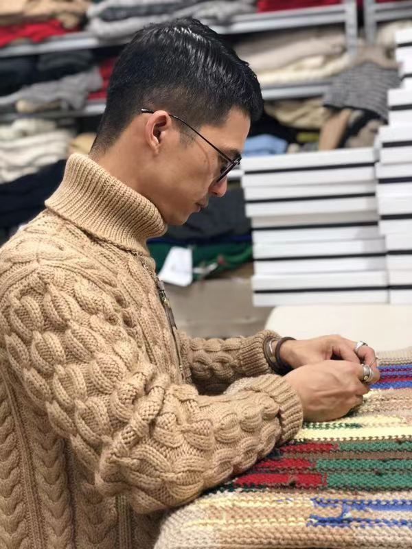 他辞去高薪工作回乡织毛衣,还登上了央视_潘锐彬