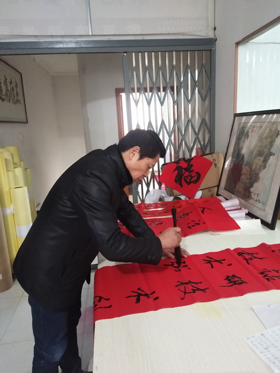 周建军,国家一级书画师,作品润格:每平方尺为2800——3800元人民币