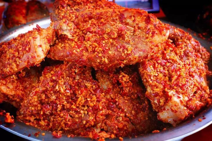 小巧一碗装着的,不只是香味扑鼻,口感独到的腌肉,迎着味蕾而来的是