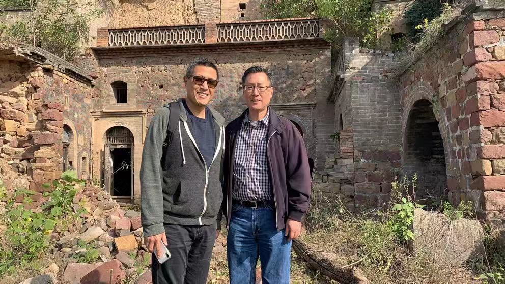 张婉如两个儿子在老家上院门前合影留念张相周故居